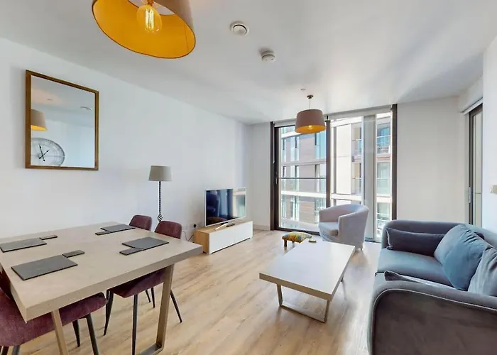 1Bed Flat With City Views - 1Min Walk To Tube Station