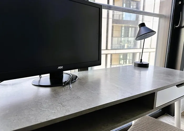 1Bed Flat With City Views - 1Min Walk To Tube Station