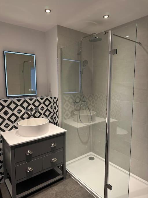 Appartement 1bed Flat With Views - 1min Walk To Tube Station Londen